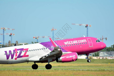 奥迪A8l波兰华沙2018年6月8日客机HALTD空中客车A321231WizzAir从华沙肖邦背景