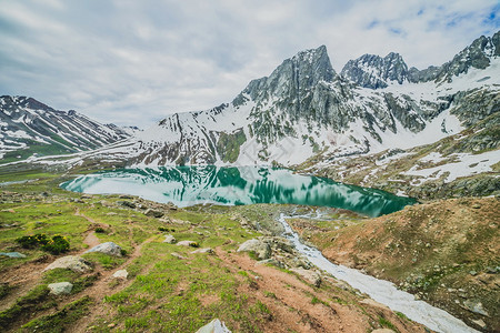 冰湖与山图片