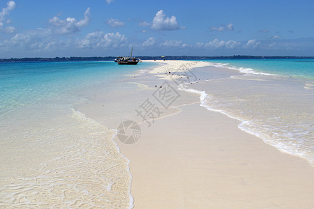 由热带海环绕的长白沙滩周围背图片