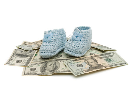 蓝手用一些美国货币制作婴儿鞋图片