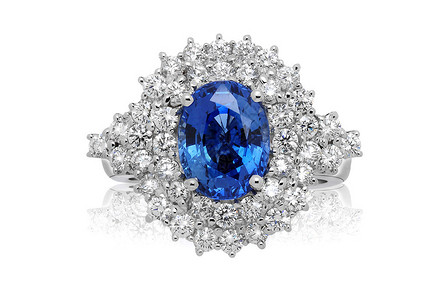 蓝色宝石戒指镶嵌深蓝色刻面宝石图片