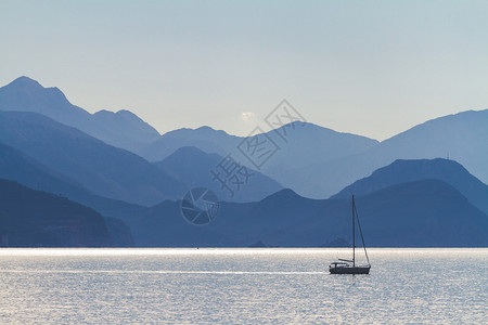 蓝山上的小船亚得里亚海黑山图片