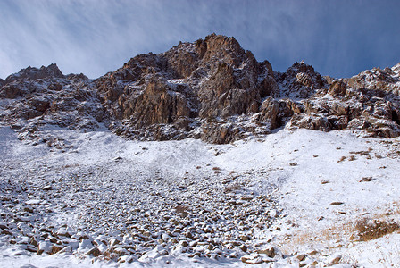 在高山的冬天岩石图片