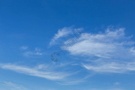 在清楚的蓝天背景的抽象白云图片