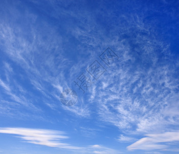 天空在地平线和白云图片