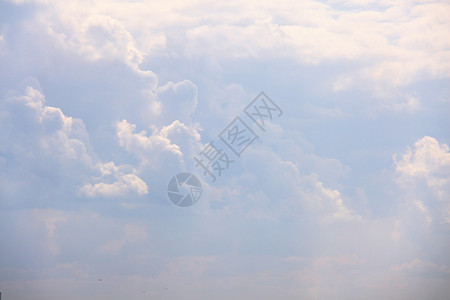 白色的积云和蓝天图片