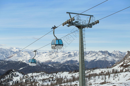 山中的滑雪缆车图片