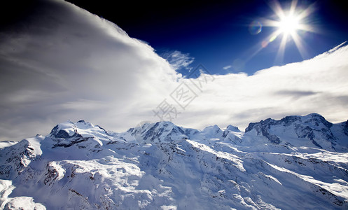 瑞士马特宏峰山顶的太阳图片