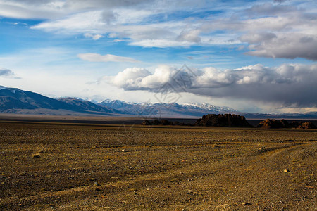 西蒙古的草原和山峰景图片
