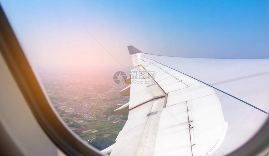 飞机窗口与蓝天图片