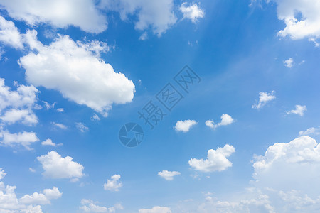 美丽的蓝色天空和云图片