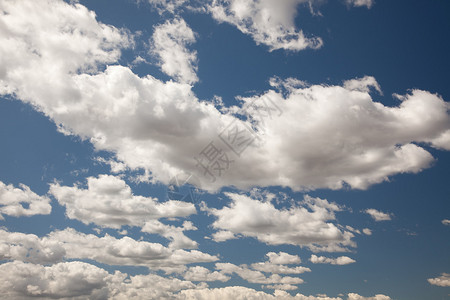 美丽的云彩在深蓝的天空上图片