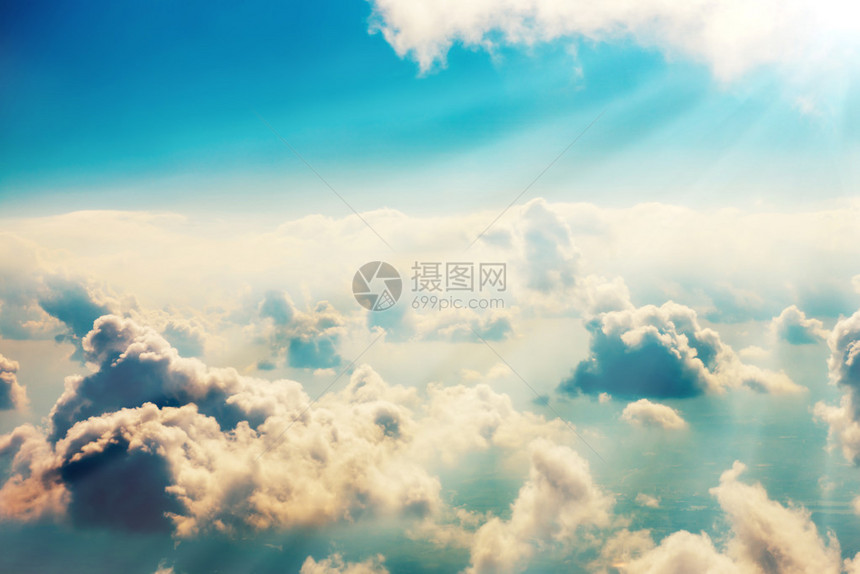 蓝色的云彩和天空自然背景图片