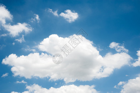 蓝色天空云层背景有输入信图片