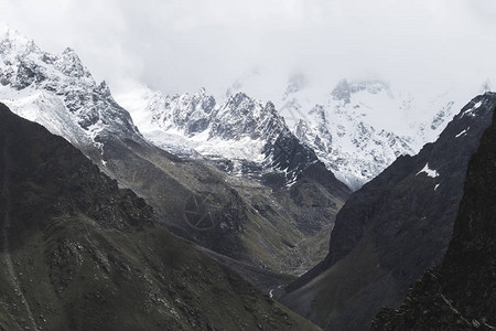 Elbrus地区寒冷的多云气候下高加图片