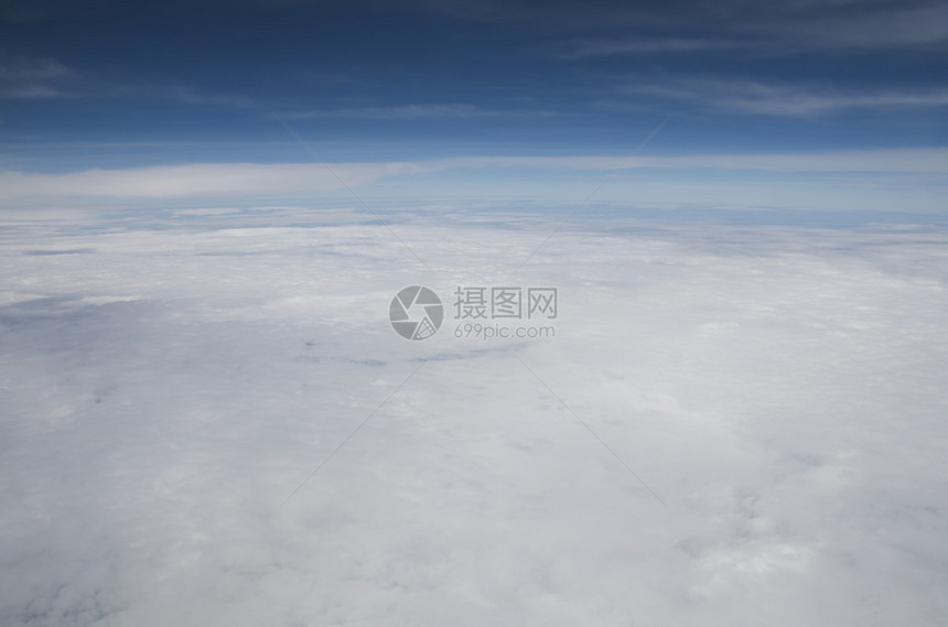 云和天空飞机图片