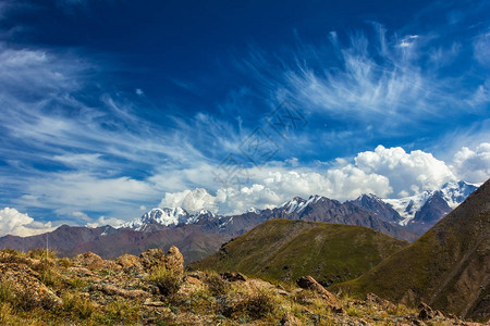 群山浮云天山哈萨克斯坦图片