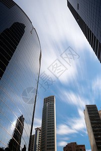 这是摩天大楼美丽的城市景色香港的云图片