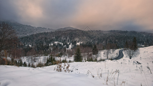 以雪山为特色的冬季景观图片