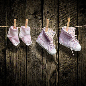 晾衣绳上的女婴鞋子和袜子图片