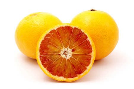 白色背景上的血橙图片