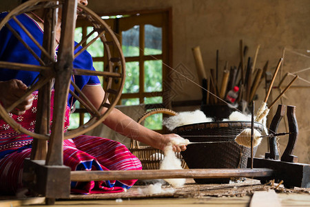 在泰国清迈从事羊毛服装制造和缝线原材料传统织物的工人的软焦点形象图图片