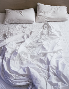 床铺布片和毯子在卧室顶楼图片
