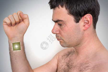 男人体中的二分微芯片处理器未来技术图片