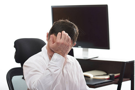 在办公室工作背景压力下工作的商人患有抑郁图片