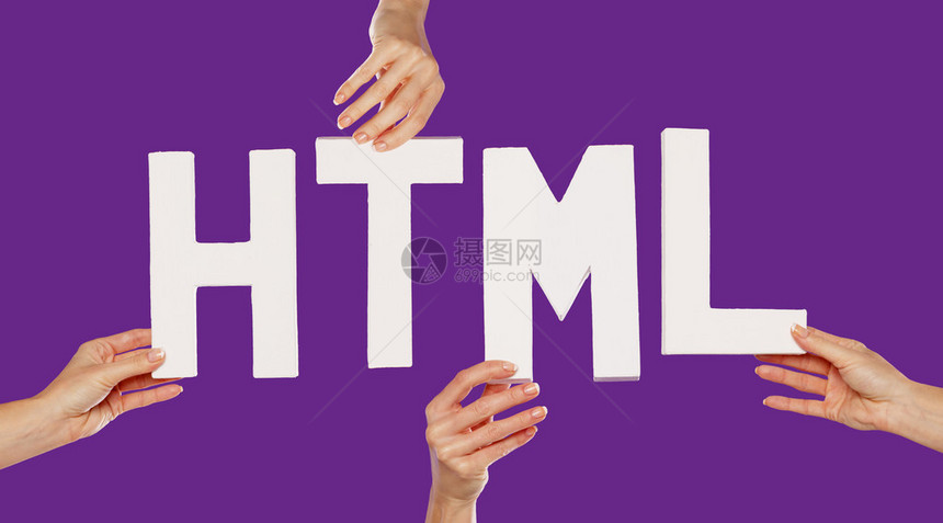 女手握着白色大写字母中HTML文本词的女用手图片