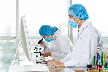 科学家医生在实验室使用计算机图片