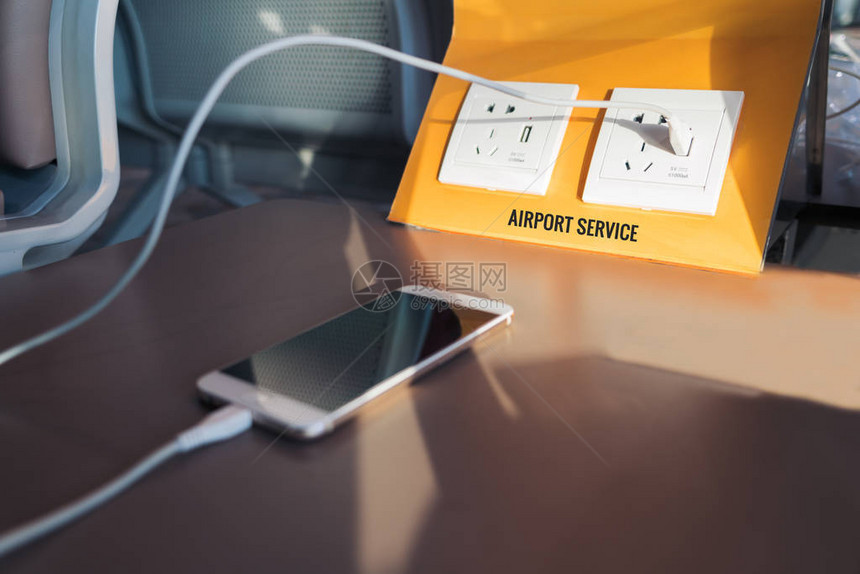机场的电池充电站免费电力插座图片
