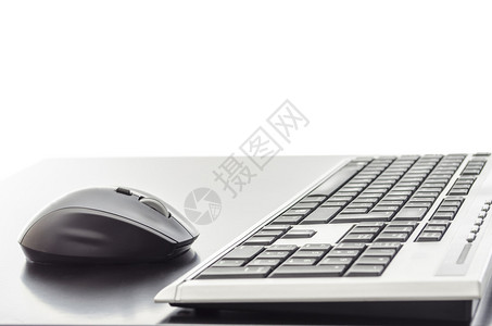 黑色桌子上的电脑鼠标和键盘图片