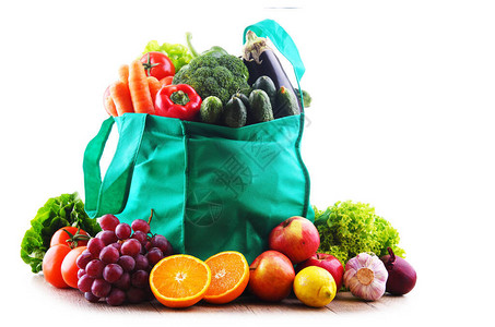 白色背景的蔬菜和水果购物袋含图片