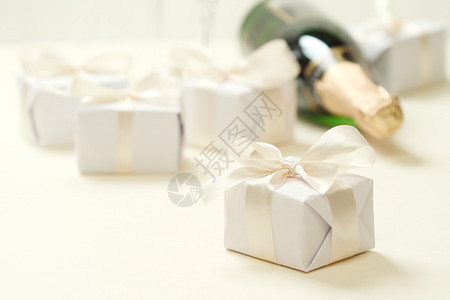 白色礼盒和香槟酒瓶图片