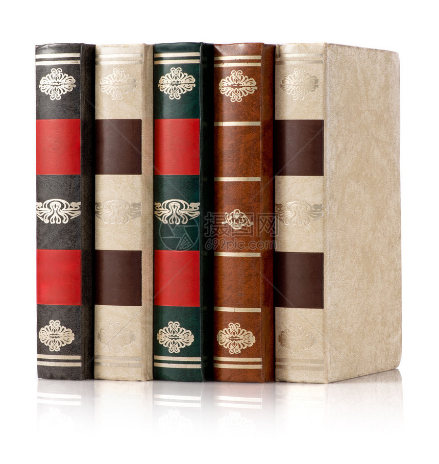 五本经典书在反射白色表面上一排直立的五本古典书图片