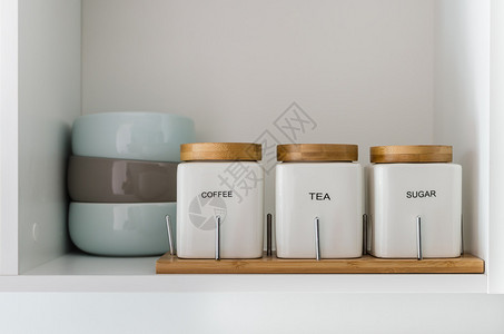 储藏室货架上的现代糖茶和咖啡碗图片