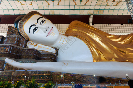 佛是缅甸的巨型卧佛图片