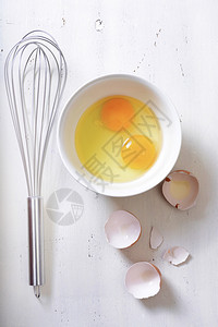 与破碎的鸡蛋和金属胡须烹饪概念在图片
