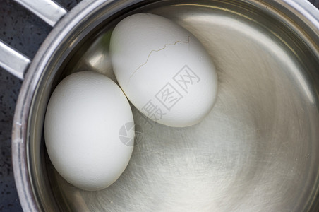 鸡蛋在沸水中沸的图片