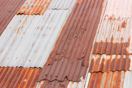 老生锈的波纹状金属屋顶图片