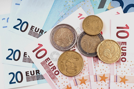 欧洲元硬币和钞票的特写图片