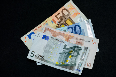 欧元纸币黑色背景上的钱图片