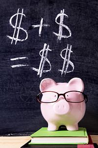 站在黑板旁的书上贴着眼镜的粉红小猪银行图片