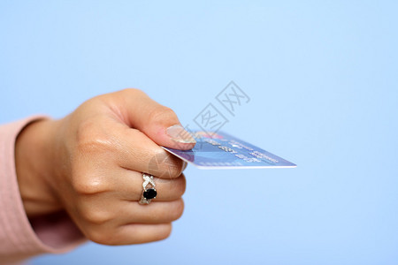 拿着信用卡的手背景图片