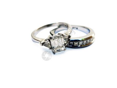 一张钻石和白金结婚戒指的图片背景图片