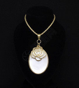 金项链和青铜玫瑰魅力白色图片