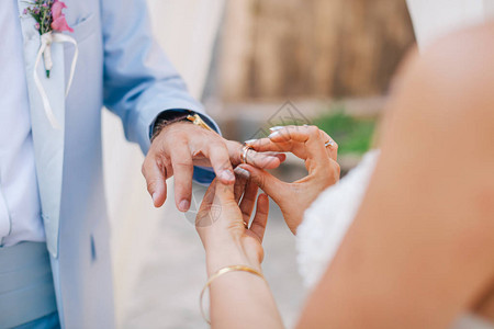 举行结婚戒指仪式图片