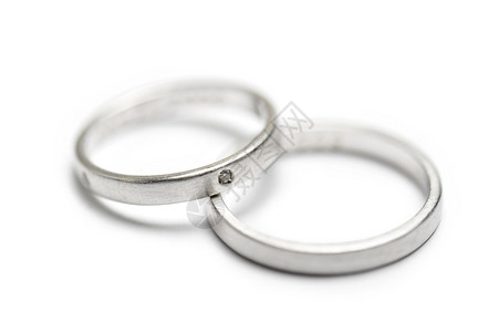 白色背景中带小钻石的结婚戒指背景图片