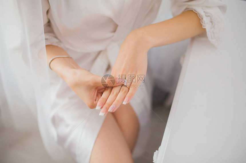 新娘手指上的结婚戒指图片